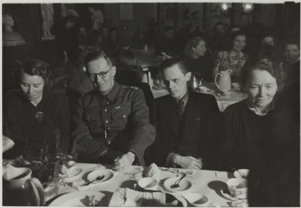 Juhlat Ateneumissa 1940-luvulla, oikealta Hulda Potila, Nils Erik (Nisse) Wickberg, Martti Kutvonen
