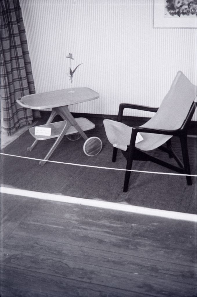 Tuoli ja tarjoilupöytä taideteollisuusnäyttelyssä