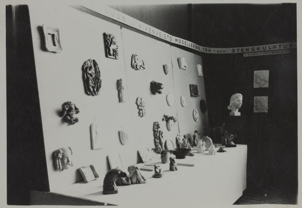 Kevätnäyttely 1940-luvulla, puun- ja kivenveiston esineitä
