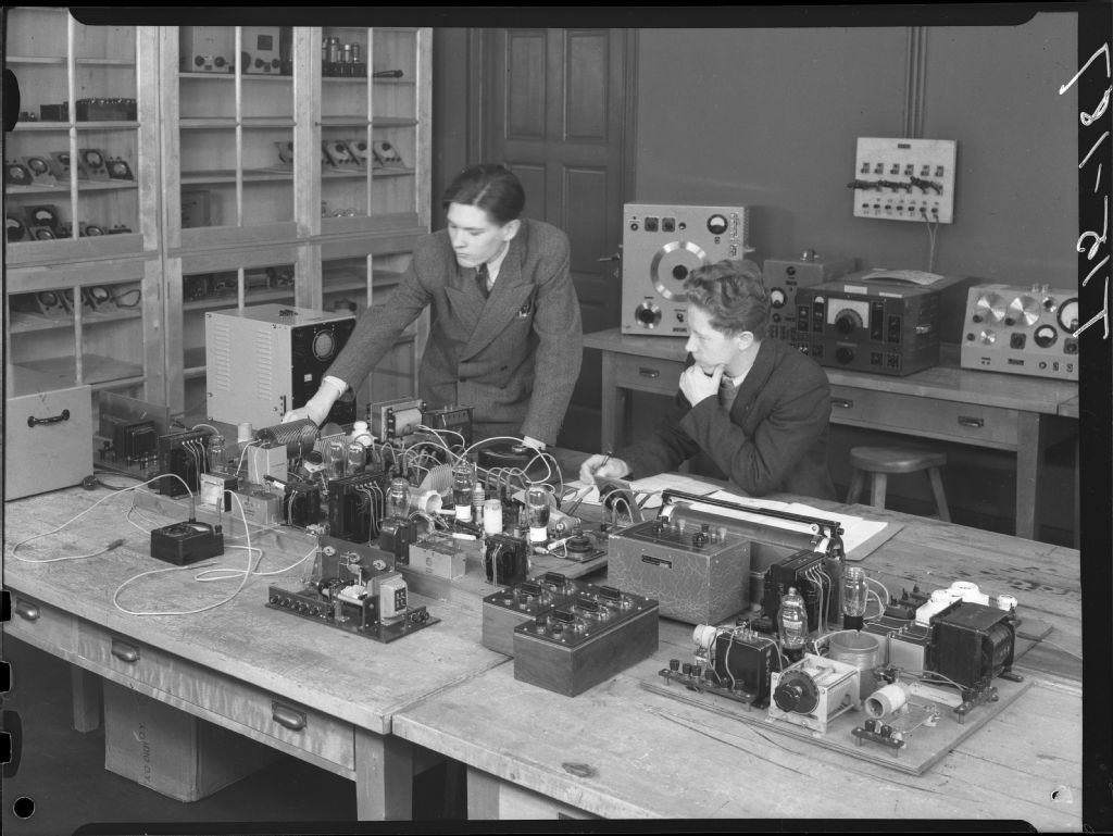 Sähköteknillinen laboratorio, kuvassa vasemmalla Martti Tiuri