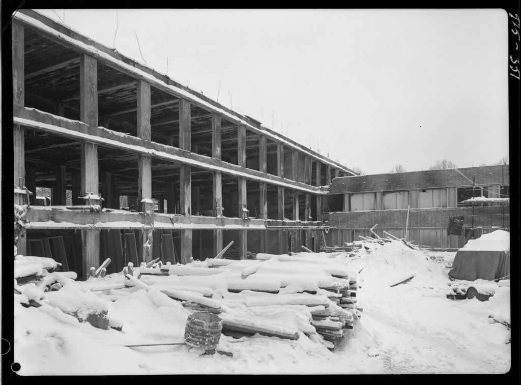 Koneinsinööriosaston päärakennuksen rakennustyömaa Otaniemessä