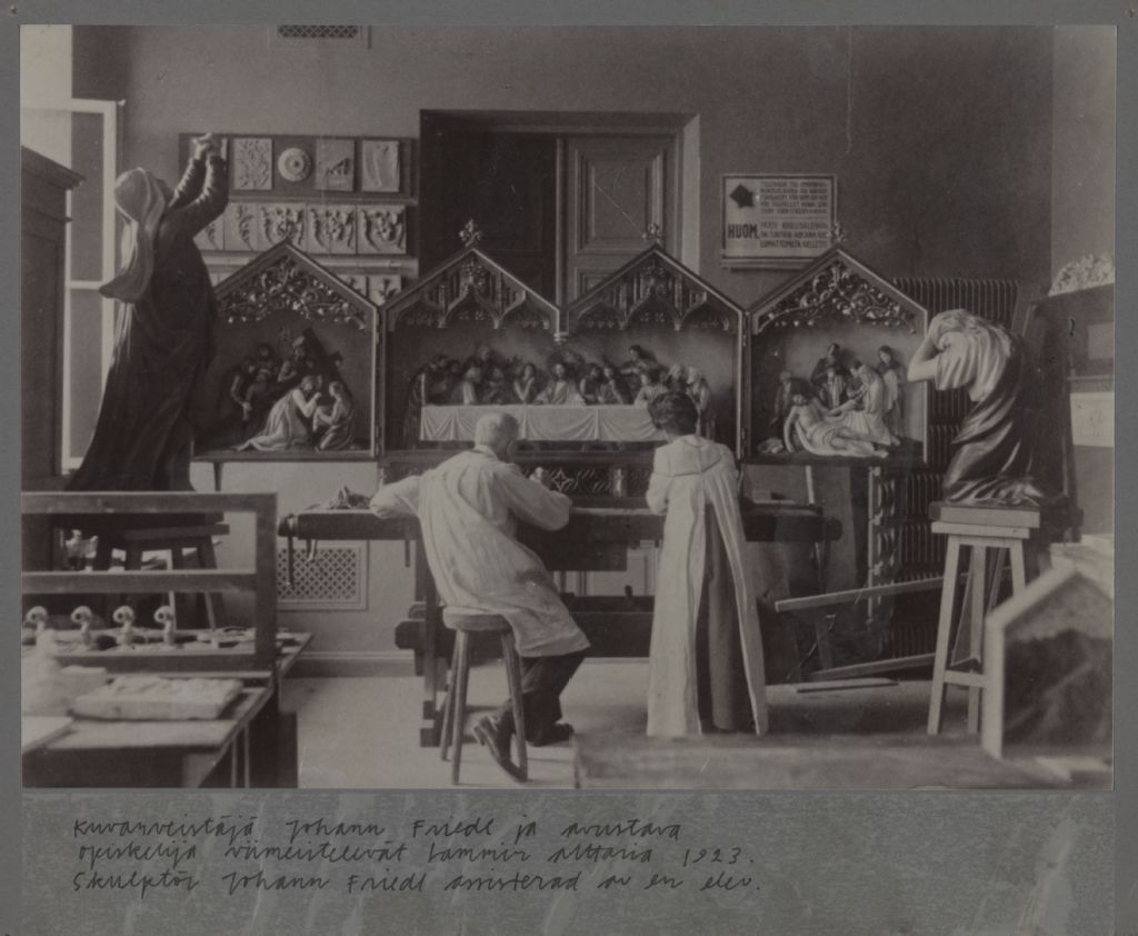 Kuvanveistäjä Johann Friedl ja avustava opiskelija viimeistelevät Lammin alttaria 1923.