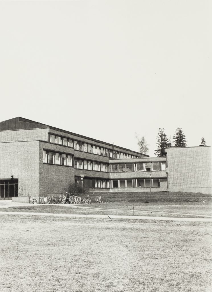 Teknillinen korkeakoulu, sisäpihanäkymä Alvar Aallon aukiolta