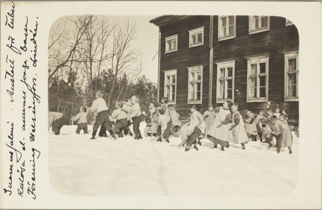 Lapset leikkivät lumisotaa Suomussalmella