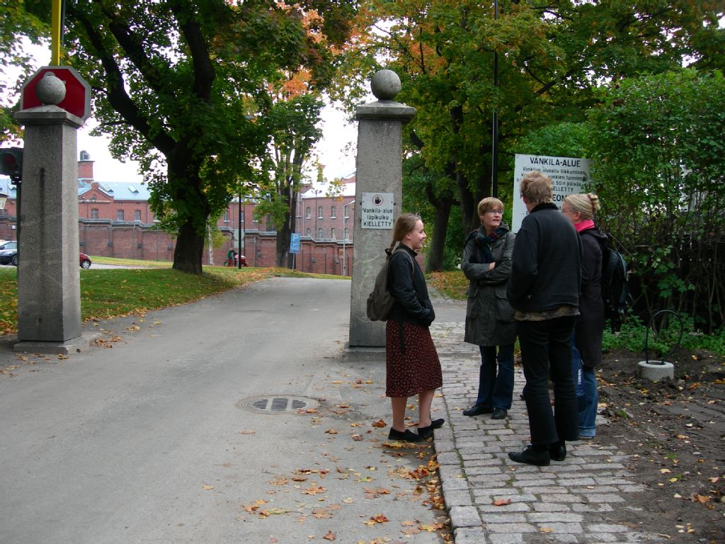 Sörnäisten vankilan kappelin kirkkotekstiilit, projekti: opiskelijoita vankilan portilla Helsingissä