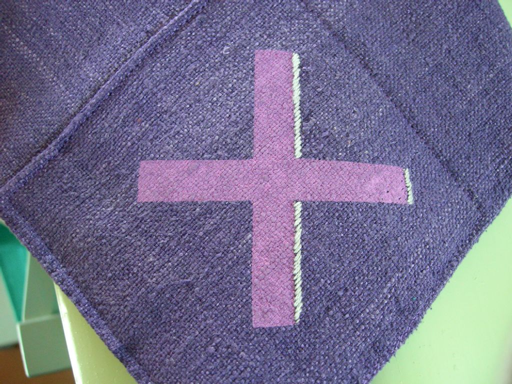 Sörnäisten vankilan kappelin kirkkotekstiilit, projekti: violetti stola, niskakappaleen kuviointi