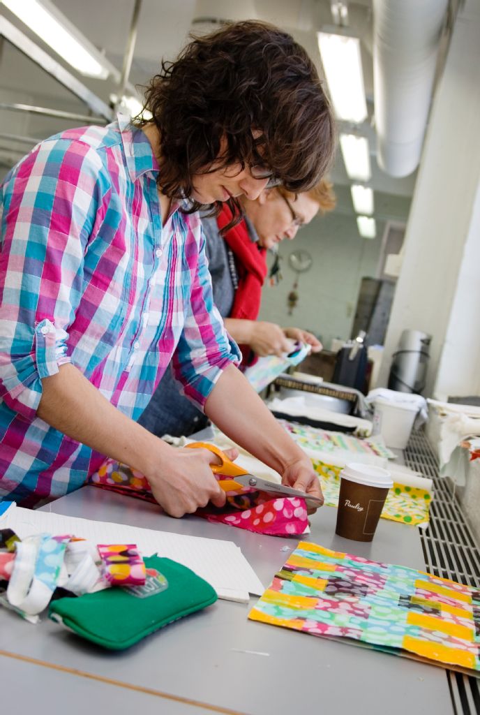 Taideteollisen korkeakoulun opiskelijoita: materiaalia työstetään tekstiilityöpajassa
