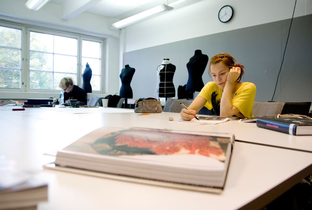 Taideteollisen korkeakoulun opiskelijoita: opiskelijat suunnittelevat vaatetusalan töitään