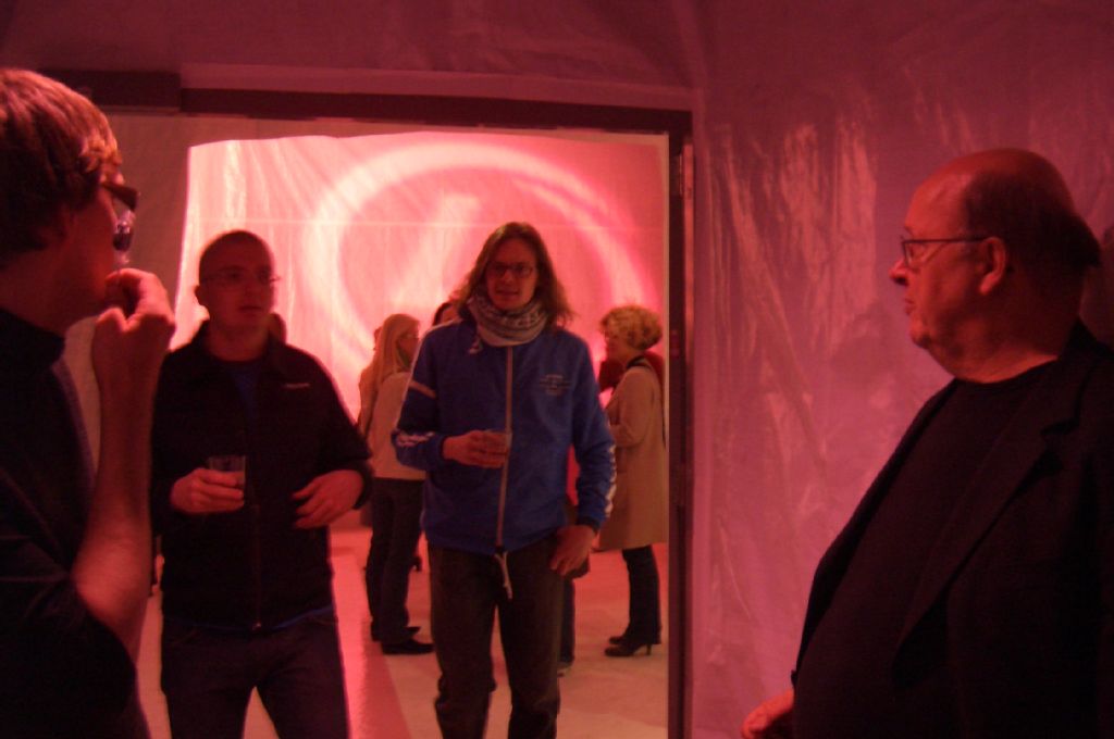 Masters of Arts 2005, näyttelynavajaiset: vasemmalla näyttelyarkkitehti Tuomas Toivonen, näyttelyvieraita