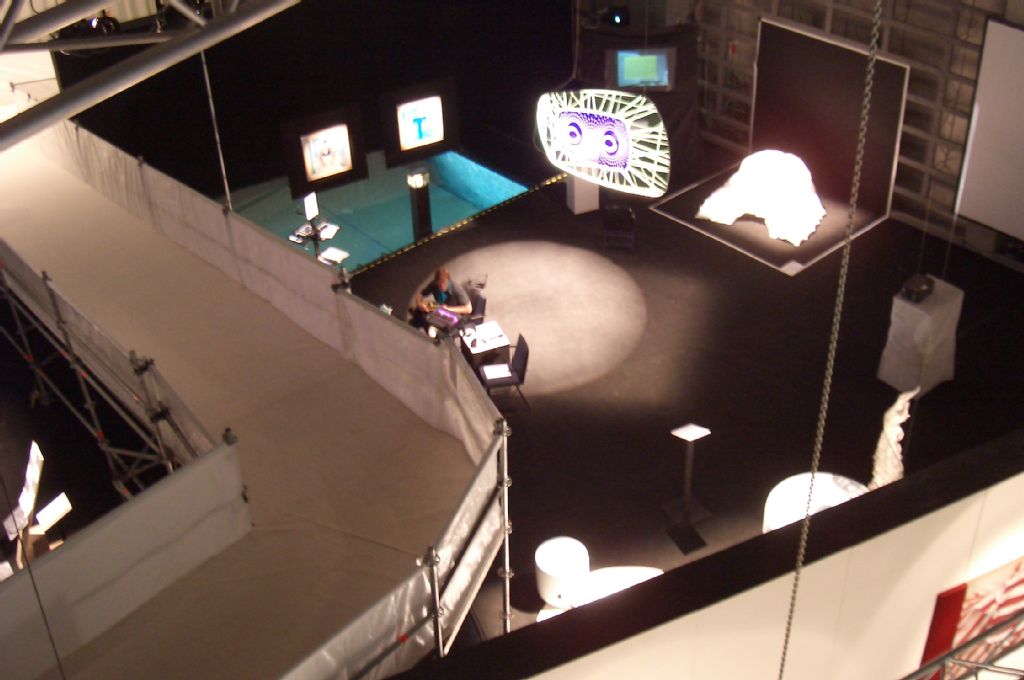 Masters of Arts 2005, näyttelyn rakentamista: elokuvastudion yleisöramppi