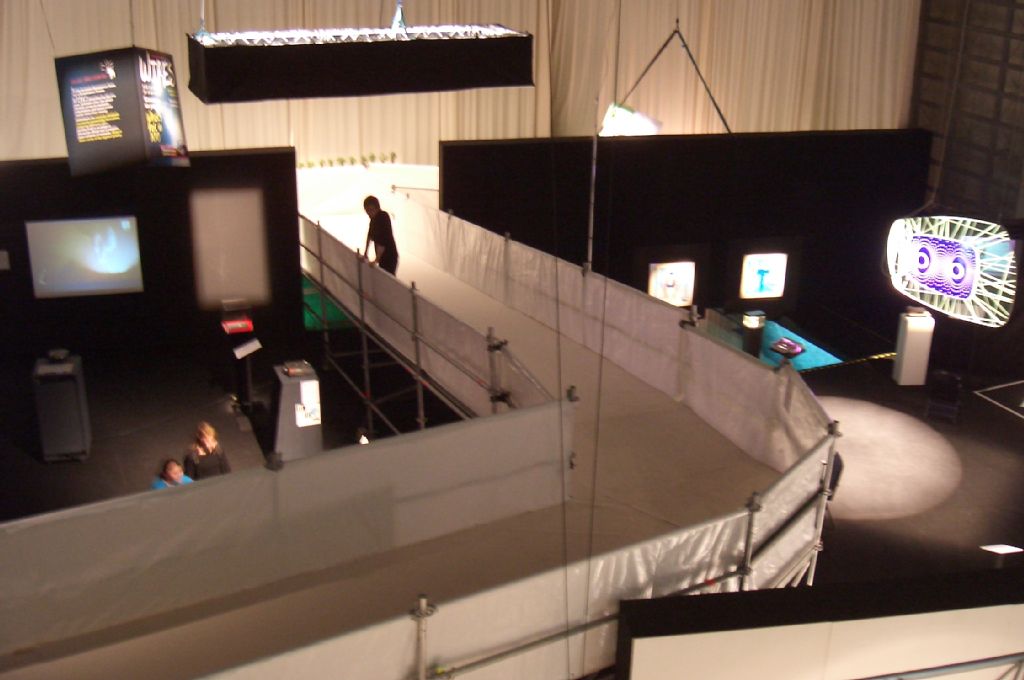 Masters of Arts 2005, näyttelyn rakentamista: elokuvastudion yleisöramppi
