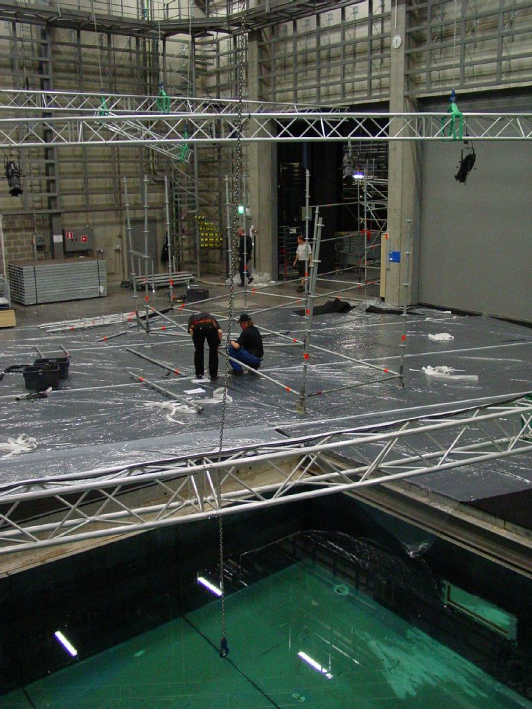 Masters of Arts 2005, näyttelyn rakentamista: elokuvastudion vesiallas