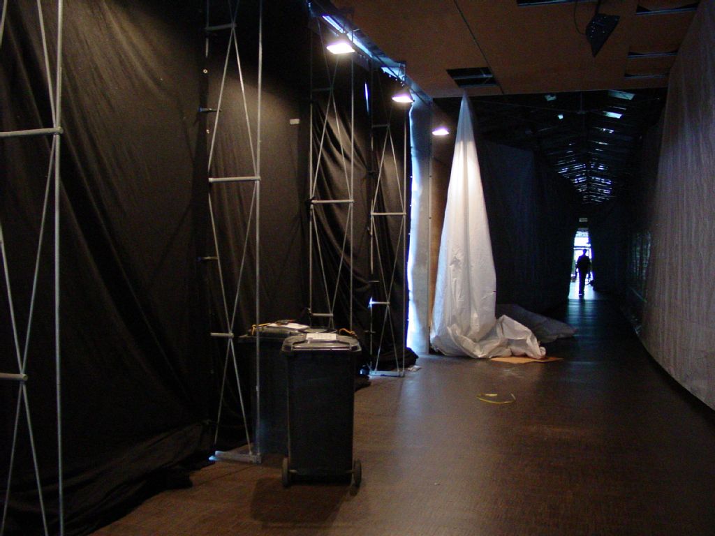 Masters of Arts 2005, näyttelyn rakentamista: galleriakäytävä