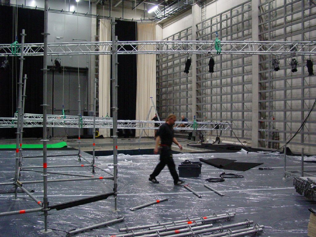 Masters of Arts 2005, näyttelyn rakentamista: työtelineitä elokuvastudiossa