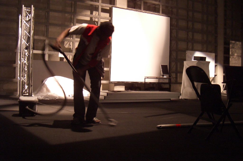 Masters of Arts 2005, näyttelyn rakentamista: elokuvastudion lattiaa imuroidaan