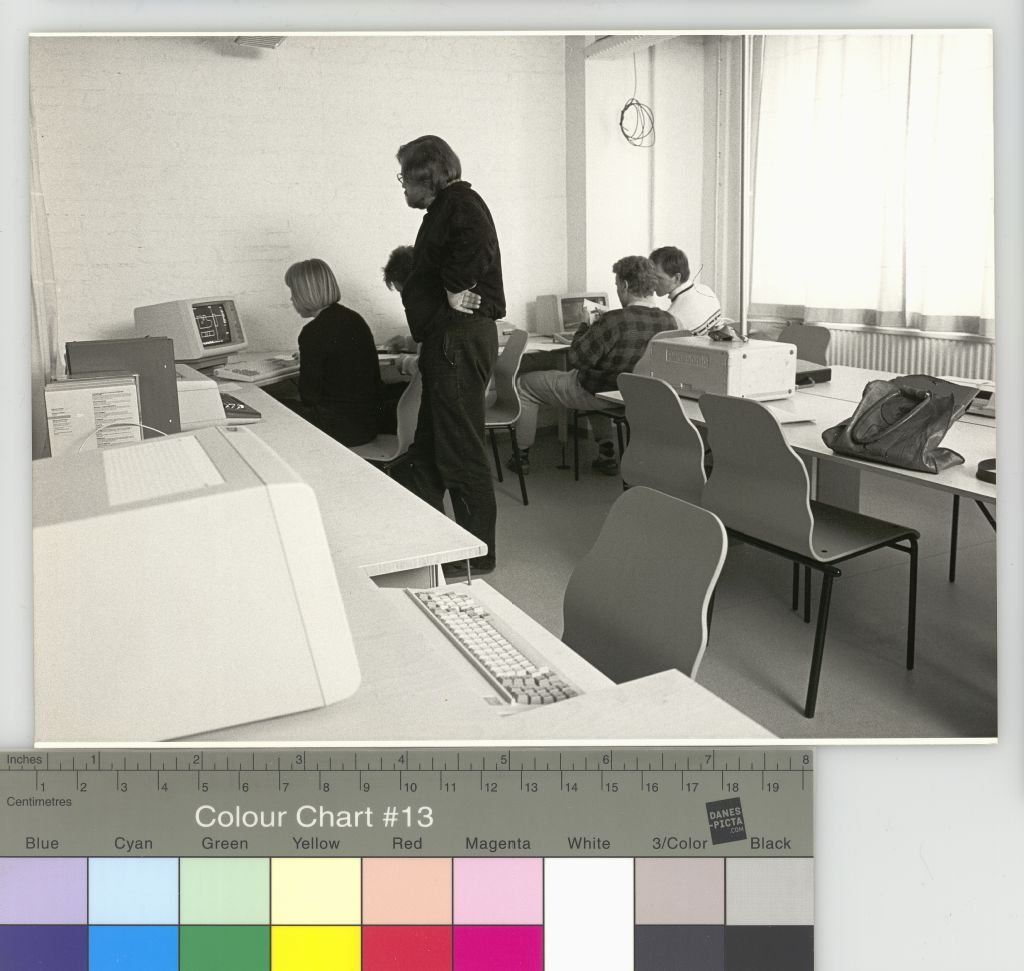 Teollisen muotoilun oppilastöitä 1980-luvulta, atk-luokassa työskentelyä