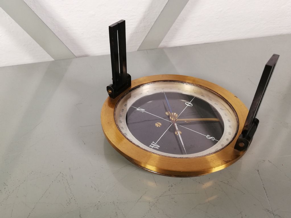 Aalto-yliopiston museokokoelma, maanmittausosasto, kompassi
