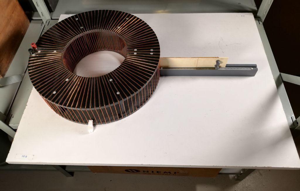 Aalto-yliopiston museokokoelma, fysiikan laboratorio, magneettikentän demonstraatiolaite