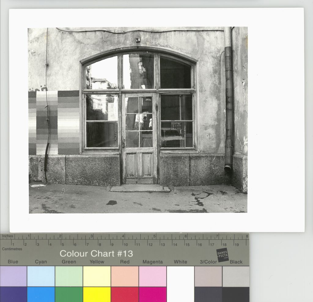 Ateneum-dokumentti 1980-1981: pihaovi E-portaaseen ja raidallinen seinämaalaus