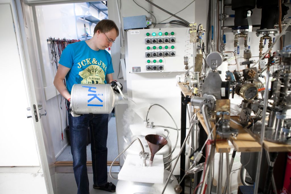 YKI (Microkelvin Investigations) Cryostat 2012