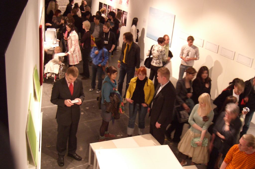 Masters of Arts 2005, näyttelynavajaiset: avajaisyleisöä